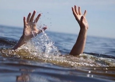 Lat thuyen khi bat ca, 2 nguoi bi duoi nuoc hinh anh