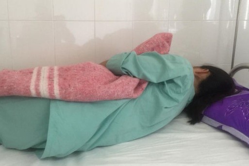 Nguoi phu nu bi hanh hung trong tinh trang loa the hinh anh