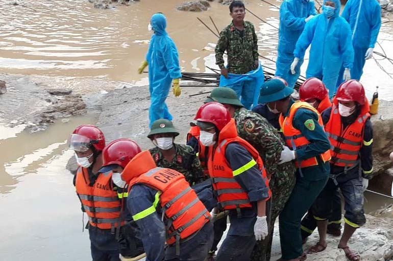 Tiep tuc tim kiem cac nan nhan o ha luu song Rao Trang hinh anh