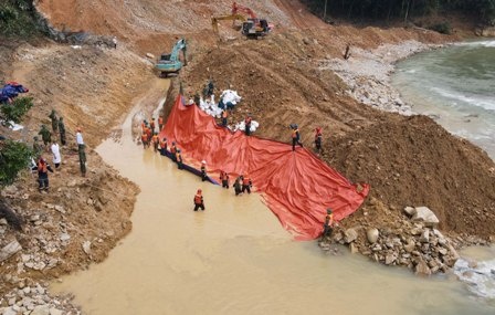 Tim thay thi the mot cong nhan duoi long song Rao Trang hinh anh