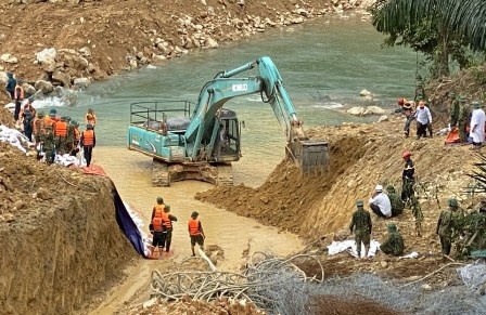 Ngan dap, nan dong Rao Trang de tim cong nhan mat tich hinh anh