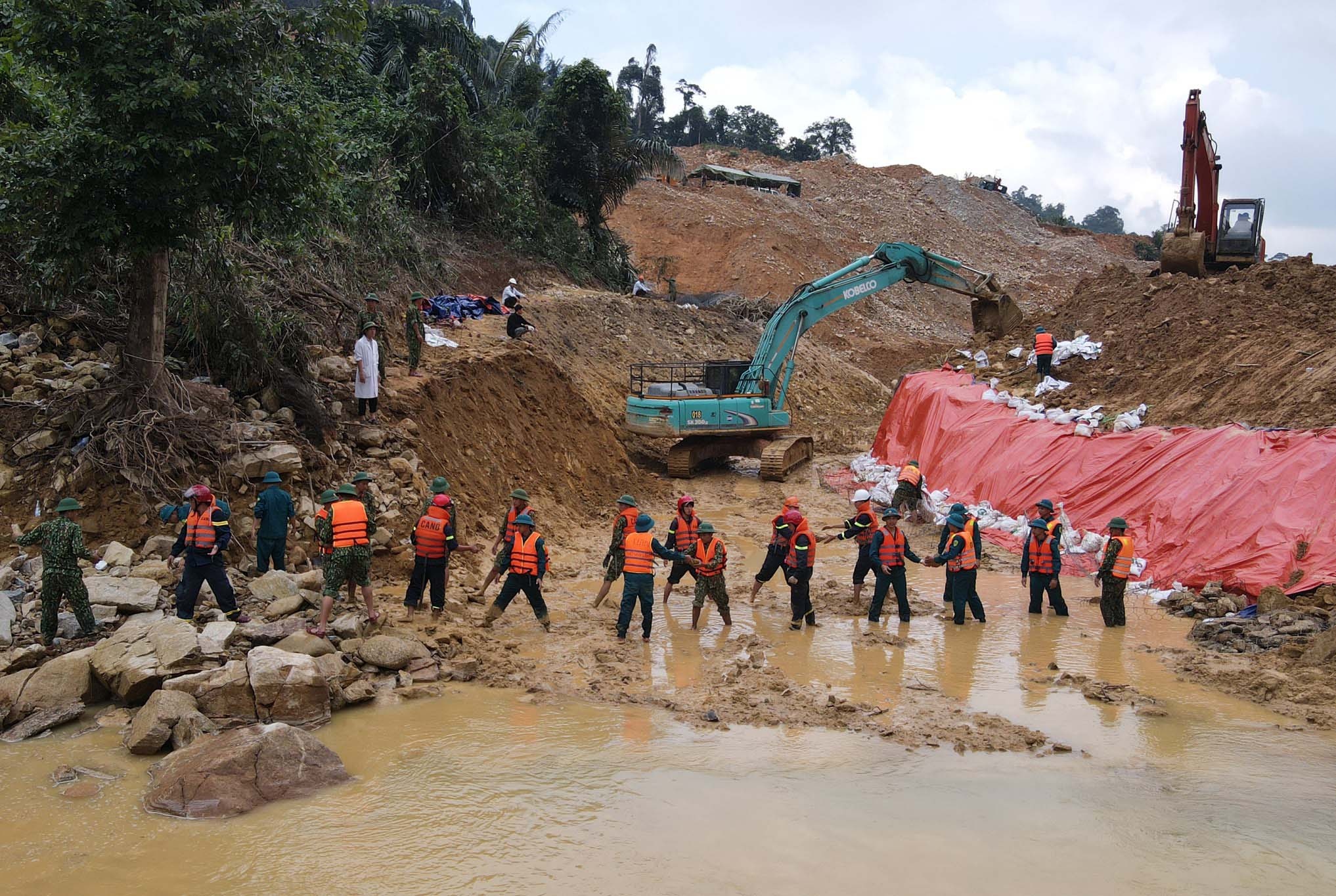 Tim thay thi the cong nhan anh 3