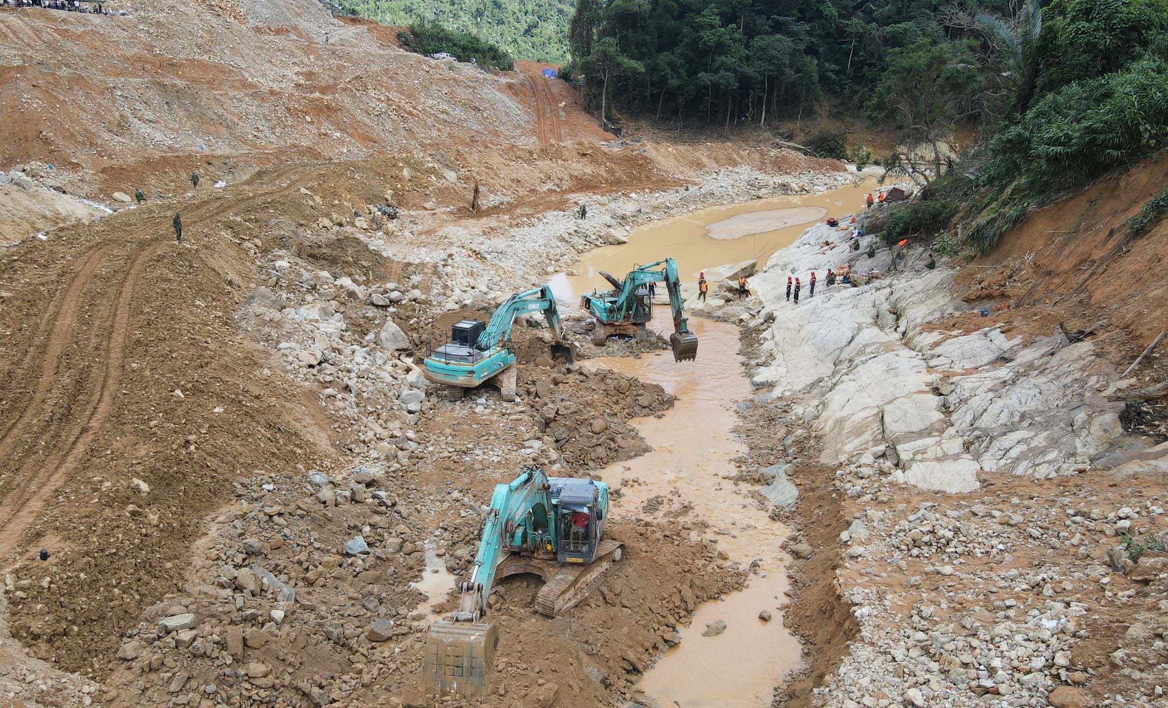 Tim thay thi the cong nhan anh 2