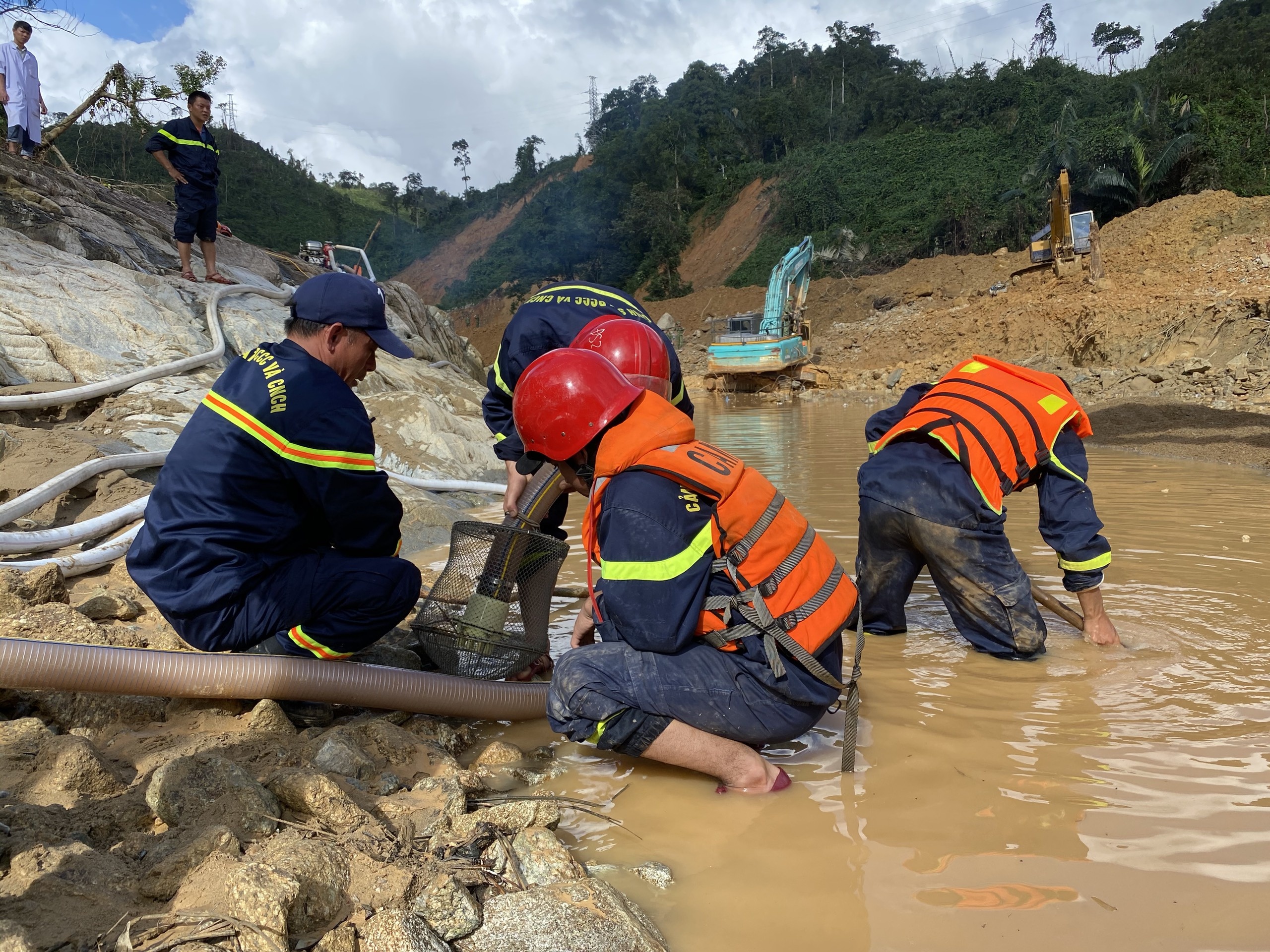 Ket thuc viec tim kiem cac nan nhan o long song Rao Trang hinh anh