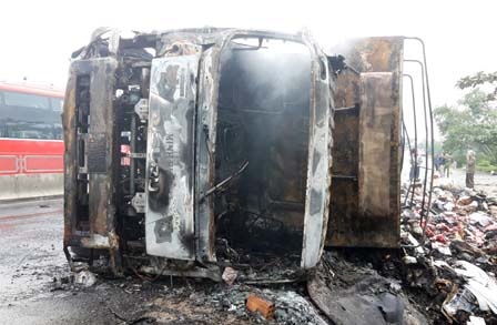 Xe tai chay rui tren quoc lo hinh anh