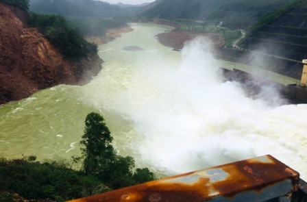 Sat lo gan chan dap thuy dien Huong Dien hinh anh