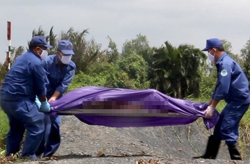 Thi the khong dau troi dat vao bo bien Thua Thien - Hue hinh anh