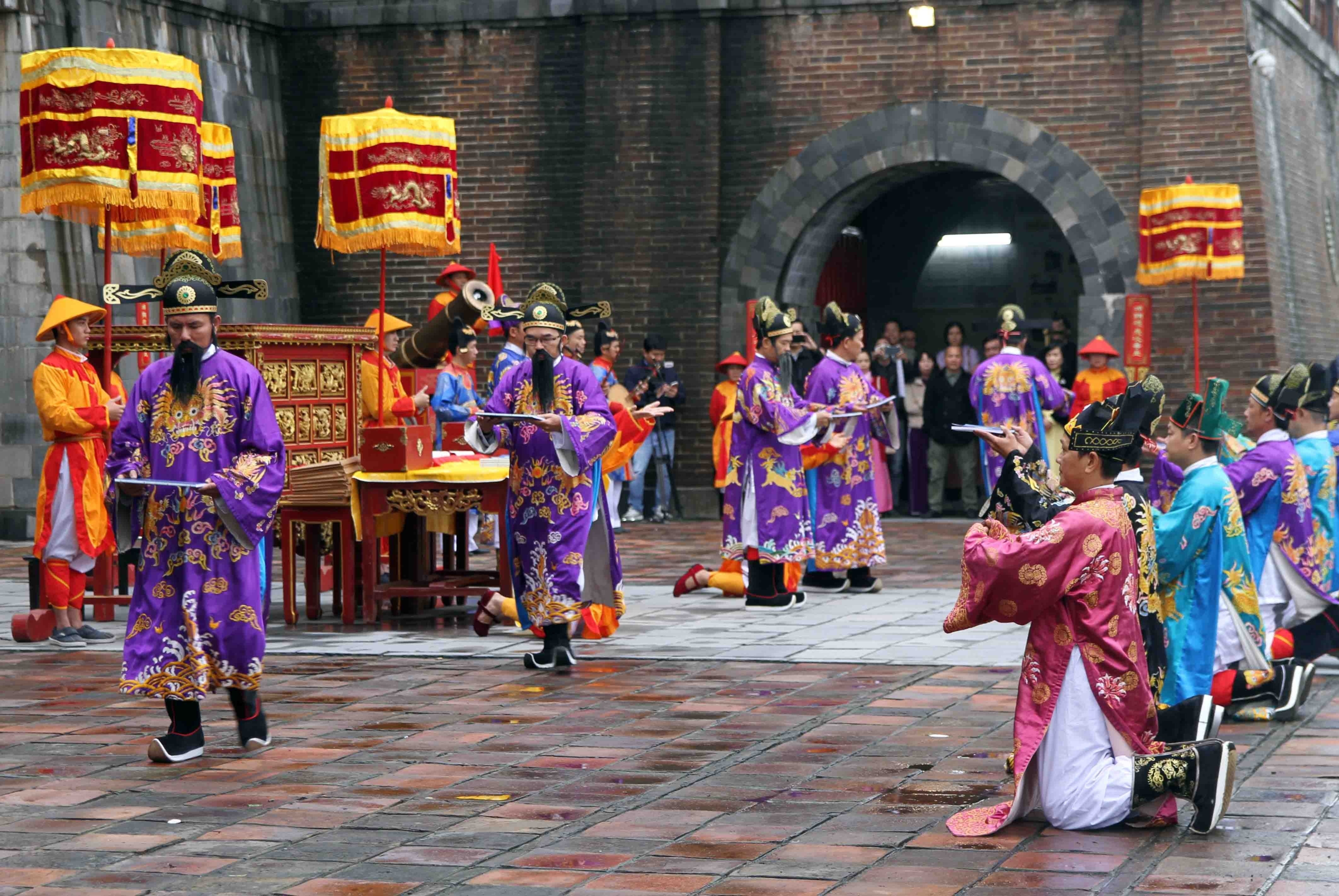 Tai hien nghi le phat lich ngay dau nam hinh anh