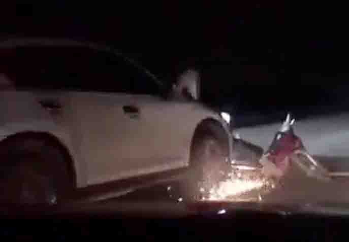 Oto keo le xe may hon 2 km hinh anh