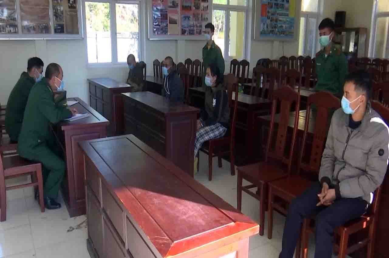 Bat 4 nguoi vuot bien anh 1