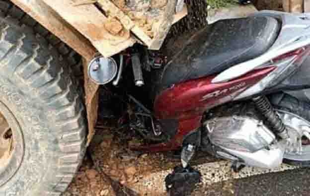 Xe may dam vao duoi oto tai, 2 nguoi tu vong hinh anh