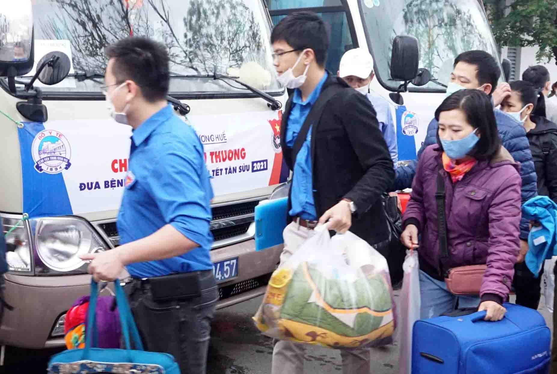 Chuyen xe mien phi dua hang tram benh nhan ngheo ve que an Tet hinh anh