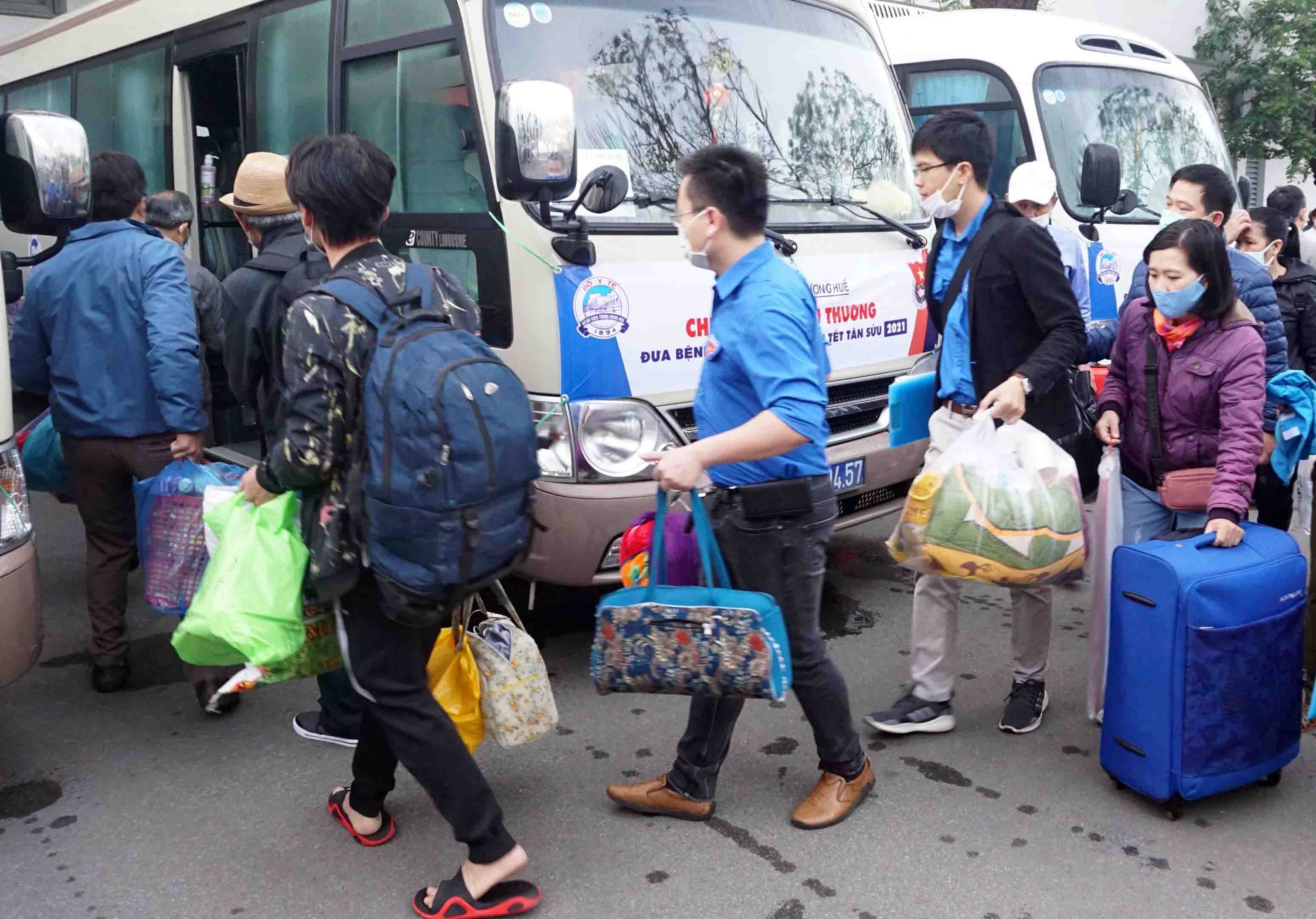 Benh nhan ngheo ve que anh 1