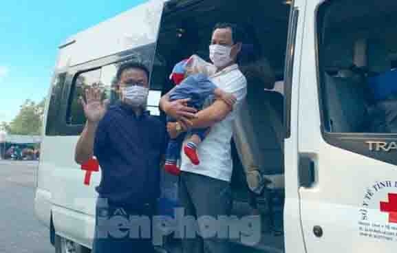 Hon 100 tre em roi khu cach ly o Binh Duong mung 3 Tet hinh anh
