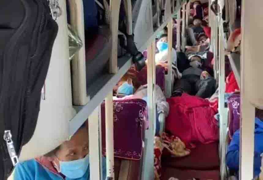 Oto nhoi nhet khach anh 1