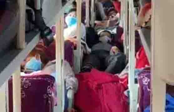 63 khach bi nhoi nhet tren xe 46 cho hinh anh
