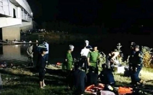 Va cham voi oto, 2 hoc sinh bi hat vang xuong song hinh anh