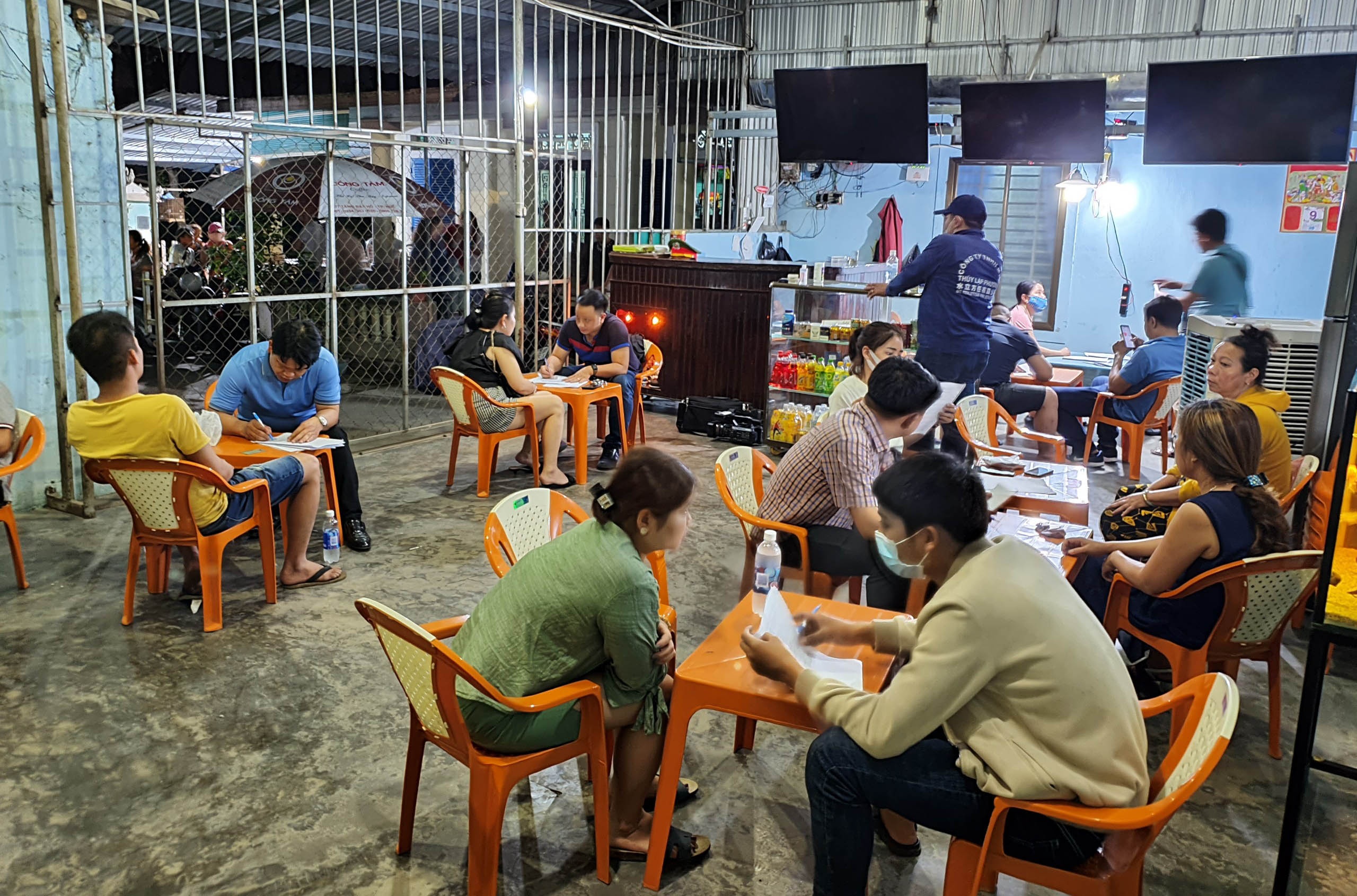 Danh bac o quan ca phe anh 1