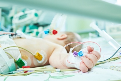 Benh nhi 3 tuoi tu vong tren duong chuyen vien hinh anh