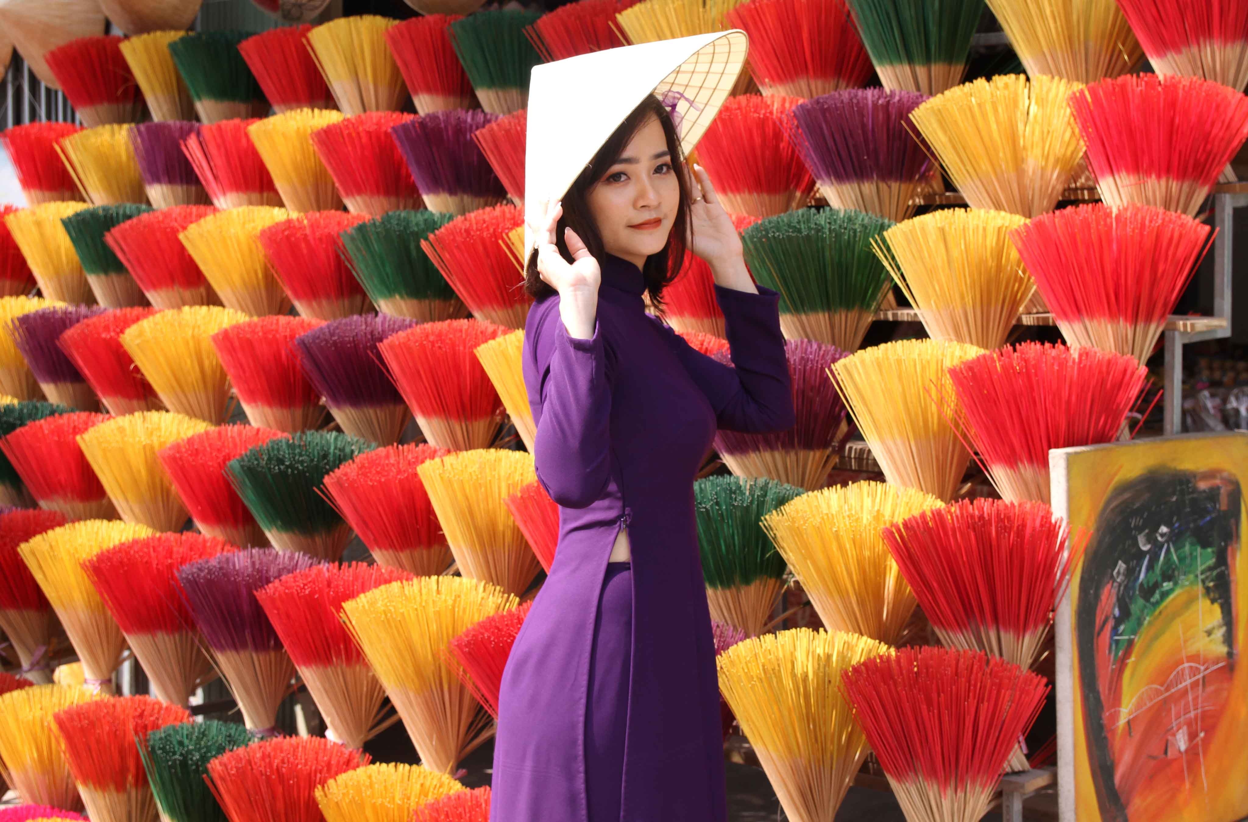 Du khach check-in o lang huong noi tieng xu Hue hinh anh