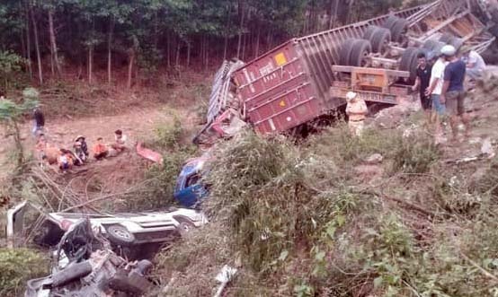 Xe container gay tai nan khi do deo, nhieu nguoi roi xuong vuc hinh anh