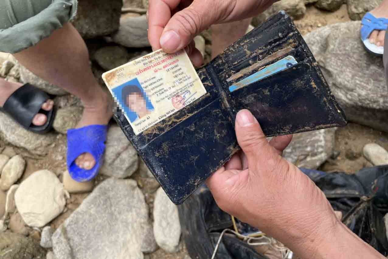 Tim thay vat dung cua cong nhan mat tich o Rao Trang hinh anh