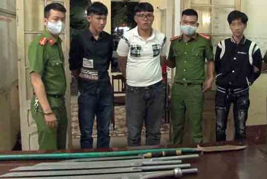 Ngan 2 nhom thanh nien 'hon chien' bang dao hinh anh