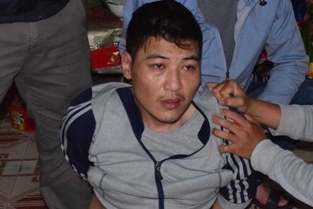 Vo chong co thu trong nha khi bi canh sat bao vay hinh anh