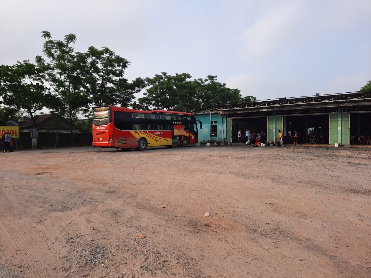 Tu vong tren xe khach anh 1