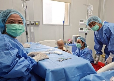 Ghep te bao goc tu than cho be gai 3 tuoi hinh anh