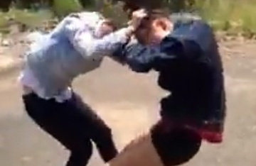 Xac dinh danh tinh 2 thieu nu trong clip danh nhau o Hue hinh anh