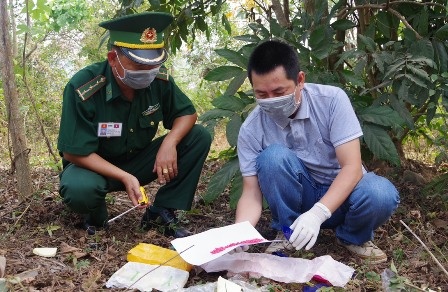 Hai nguoi bo lai tui xach chua 12.000 vien ma tuy hinh anh