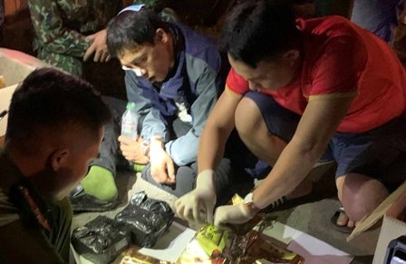 Bat nguoi dan ong van chuyen 11 kg ma tuy hinh anh