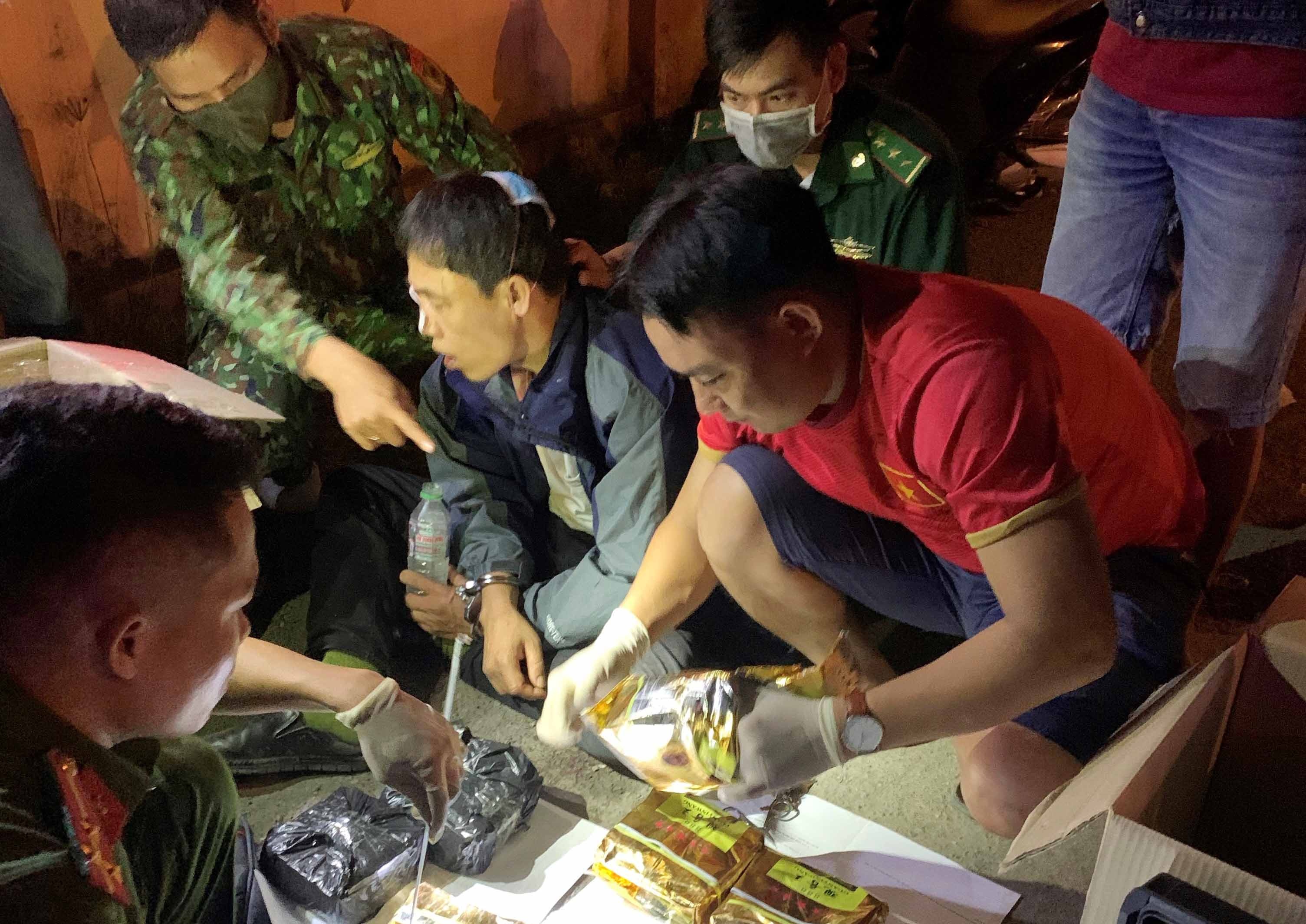 Van chuyen 11 kg ma tuy anh 1