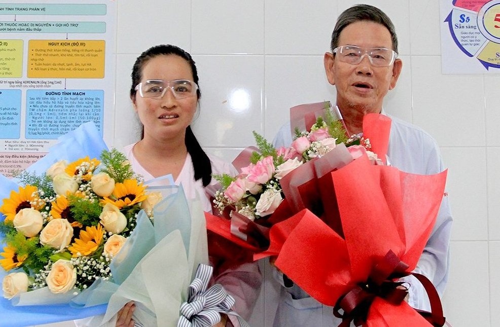 Ghép giác mạc ảnh 2 Ghep giac mac anh 2
