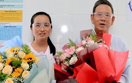 Giac mac nguoi qua doi o Gia Lai dem lai anh sang cho 2 benh nhan hinh anh