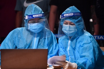 Cach ly 3 tai xe tiep xuc ca mac Covid-19 o Lao hinh anh