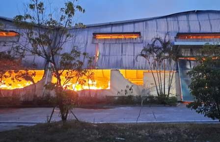 Chay lon tai nha may san xuat bao bi o khu cong nghiep Phu Bai hinh anh