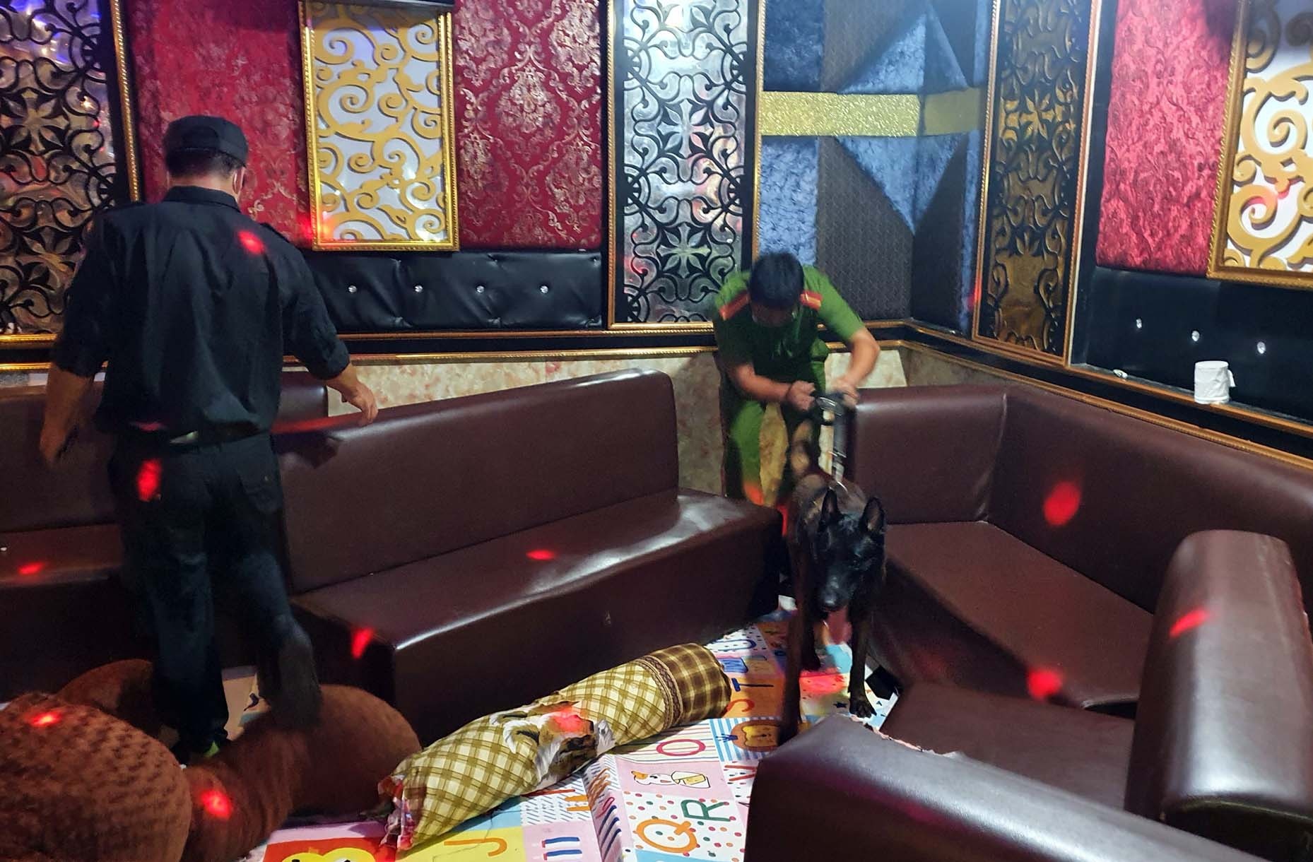 30 nguoi duong tinh trong Karaoke Ngoc Tuyen anh 2