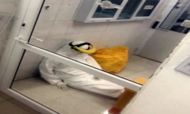 Nhan vien y te kiet suc vi lay mau xet nghiem hinh anh