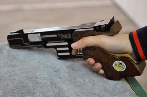 Nam thanh nien tang tru sung hoi tai nha rieng hinh anh