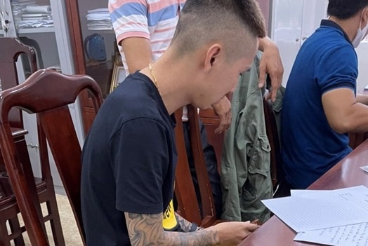 Trum ma tuy an minh trong cua hang dien thoai hinh anh