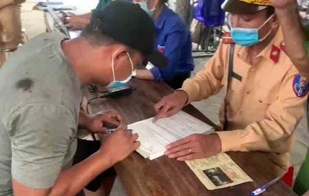 8 nguoi tron trong thung xe tai de vuot chot kiem dich Covid-19 hinh anh