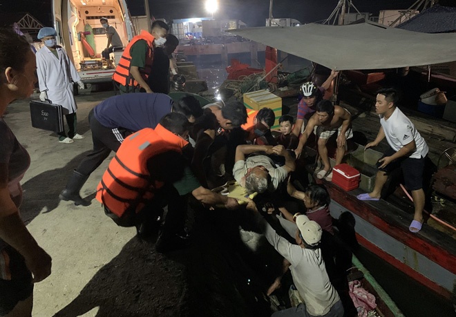 Tau ca bi dam chim anh 1