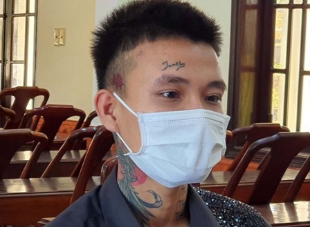 Nhom con do danh nguoi vi cho rang bi nhin deu hinh anh