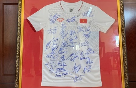 Dau gia ao co chu ky cua cac cau thu Viet Nam de ung ho quy vaccine hinh anh