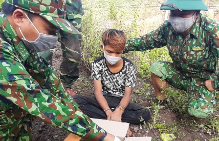 Nghi pham 16 tuoi van chuyen hon 5 kg ma tuy tu Lao ve Viet Nam hinh anh