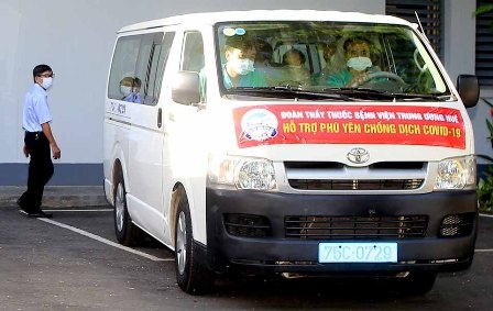 Bac si Benh vien Trung uong Hue chi vien Phu Yen hinh anh