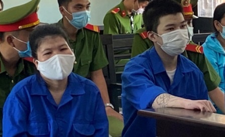 Cap vo chong cung con trai lua gan 18 ty hinh anh