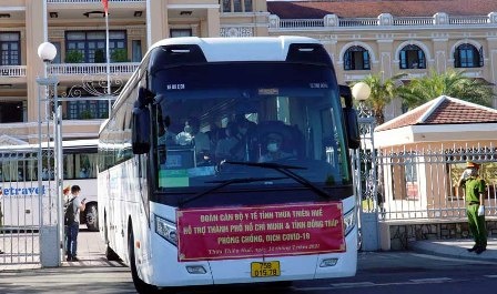 Hue cu 127 nhan vien y te ho tro TP.HCM chong dich hinh anh